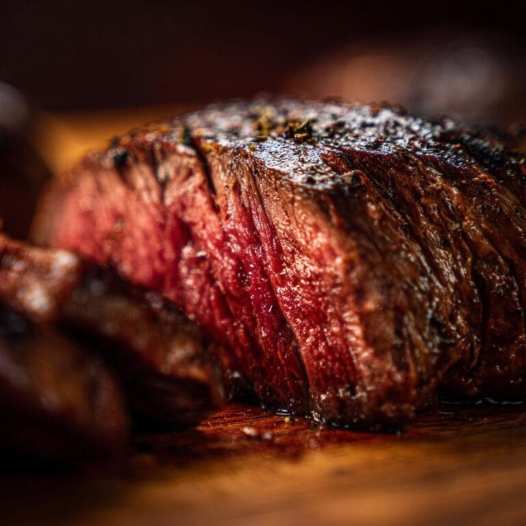 Close-up of a perfectly cooked, juicy steak for Der beste Friss-dich-dumm! recipe.