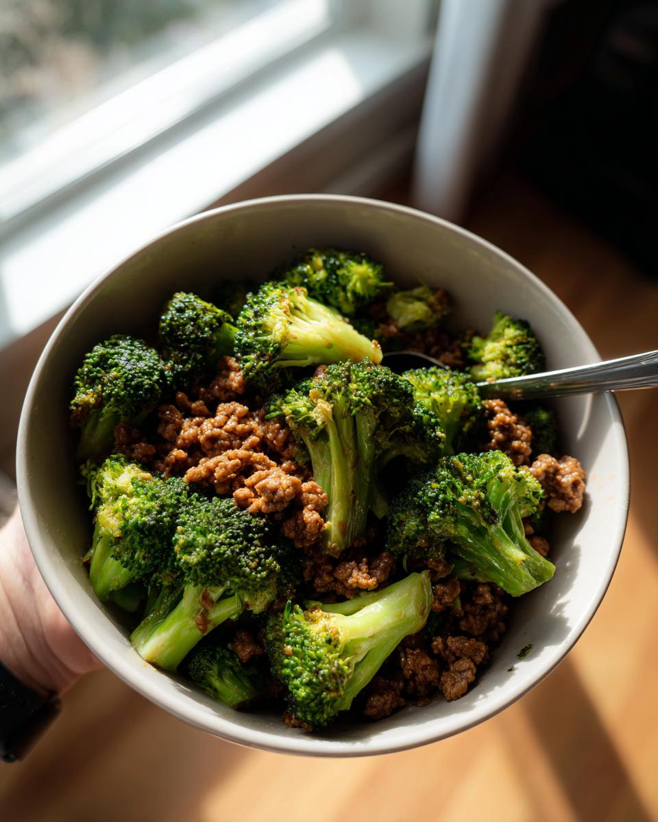 Bowl of Rindfleisch mit Brokkoli, featuring ground beef and broccoli, ready to eat.