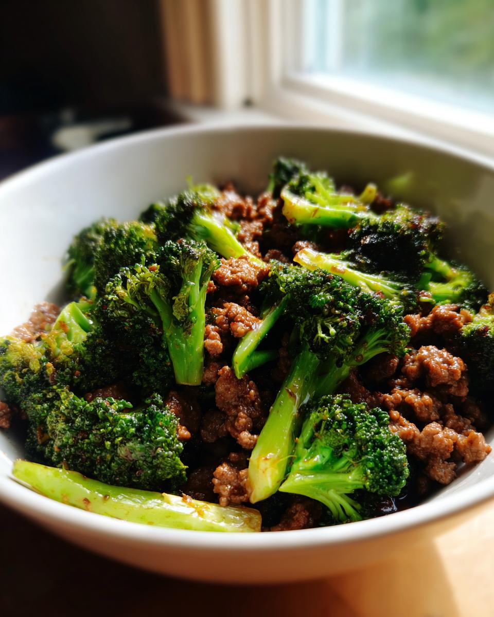 A bowl of Rindfleisch mit Brokkoli, featuring ground beef and fresh broccoli.