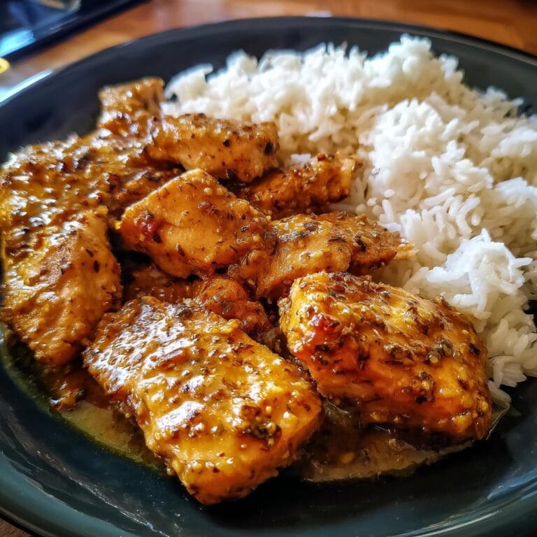Delicious Schnelles Honig Senf Hähnchen mit Reis on a plate, ready to eat.