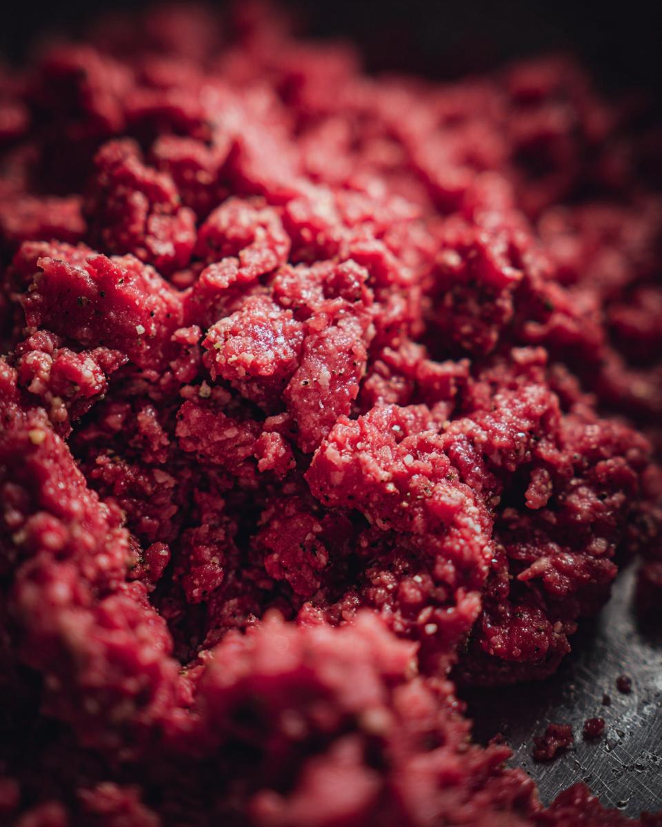 Nahaufnahme von rohem, gewürztem Hackfleisch für Cremige Hackfleisch Jäger Art.