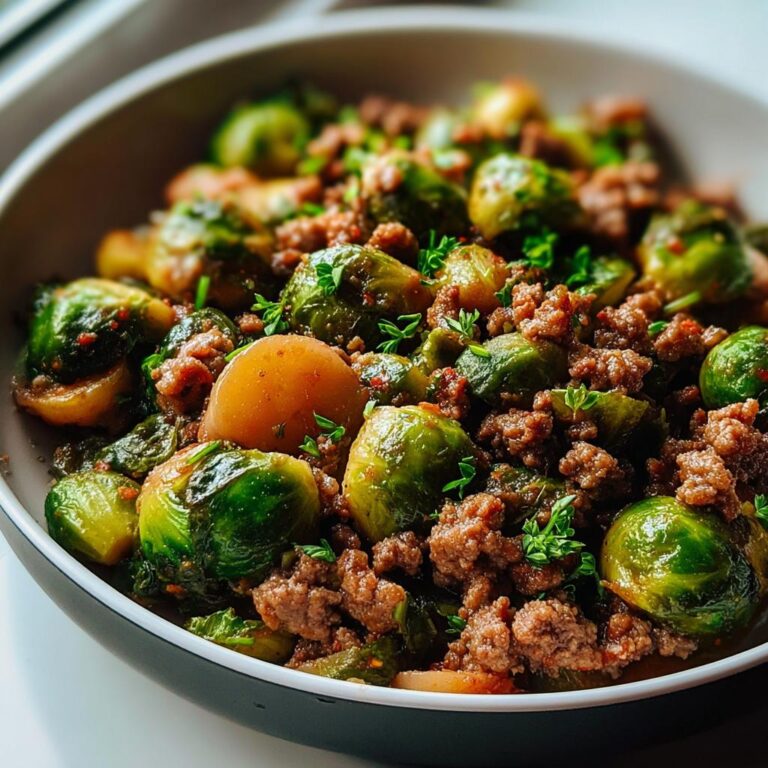Nahaufnahme einer Würzige Rosenkohl-Hackfleisch-Pfanne mit ganzen Rosenkohlröschen und braunem Hackfleisch.