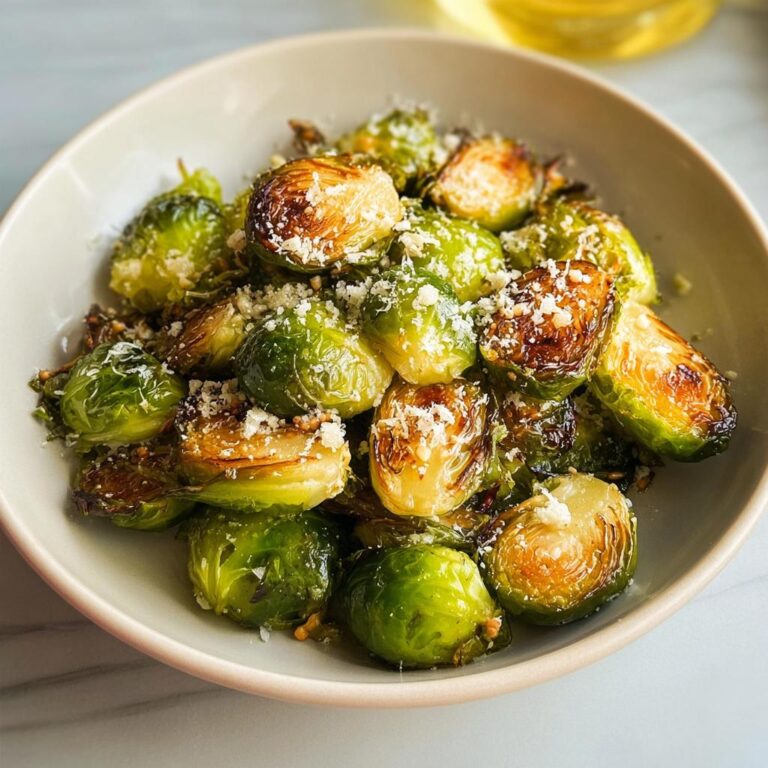 Gerösteter Rosenkohl aus dem Ofen mit Parmesan in einer hellen Schale.